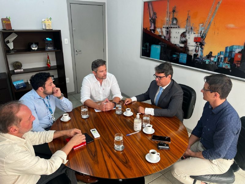 João Paulo em reunião com a equipe do Porto de Itajaí - Foto: Divulgação/ND