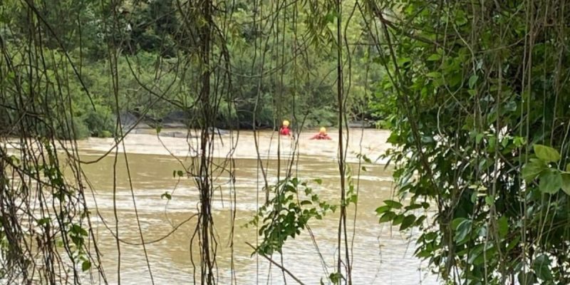 Bombeiros durante buscas por homem desaparecido em Ibirama 