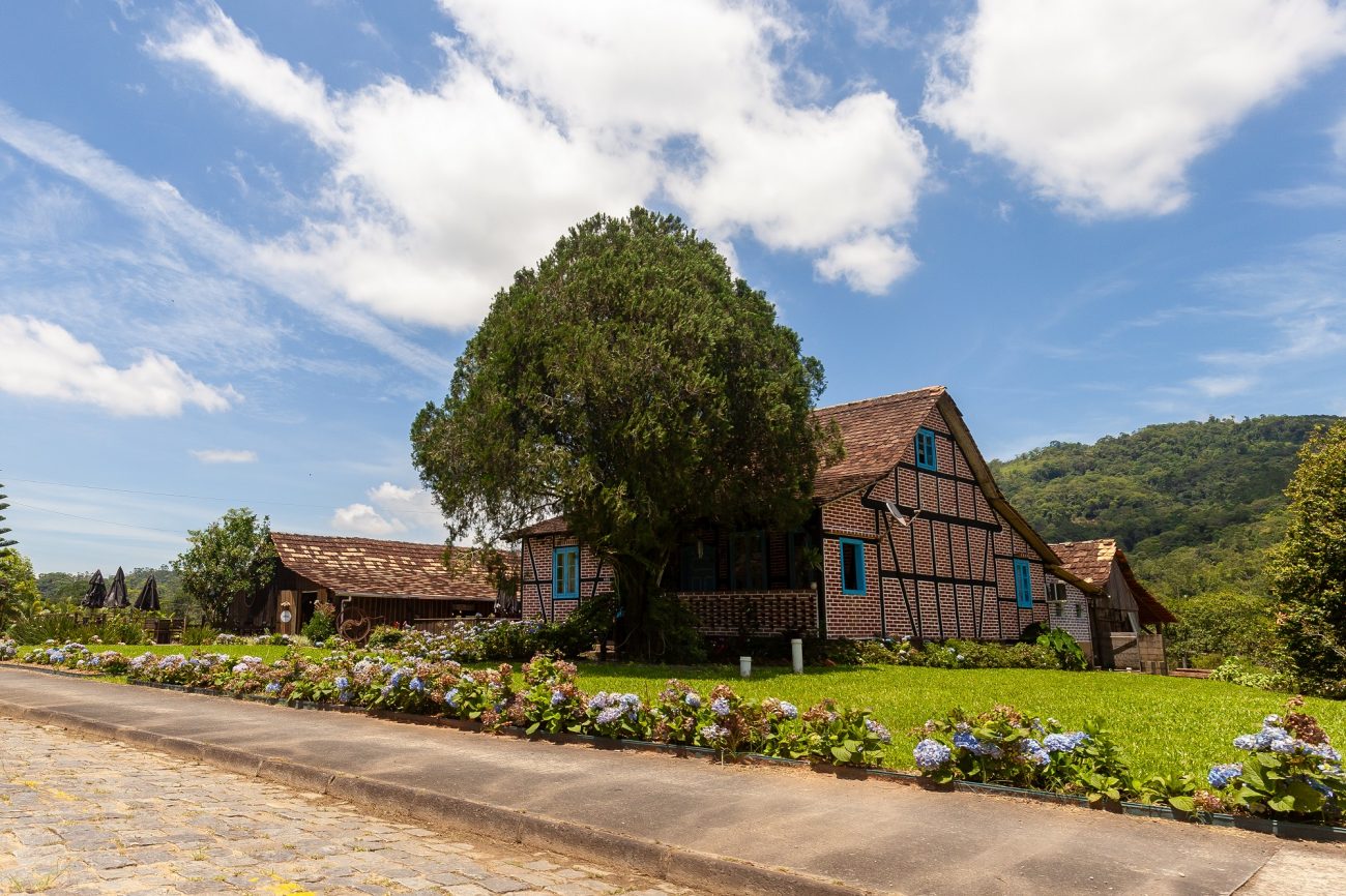 Uma das mais de 50 casas da Rota Enxaimel, tombada como patrimônio histórico e reconhecida pela ONU. A técnica, trazida à cidade pelos imigrantes, consiste em no encaixe de madeiras e o preenchimento dos vãos com barro ou tijolos - Leo Laps