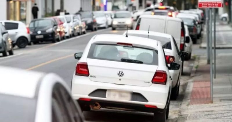 Carros estacionados em Criciúma; medida de ampliação do estacionamento rotativo pode afetar áreas residênciais