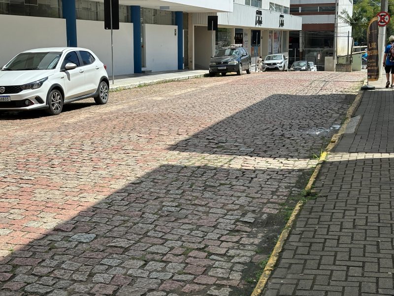 Rua 15 de abril, no Centro, ser&aacute; afasfaltada – Foto: Prefeitura de Rio do Sul/Divulga&ccedil;&atilde;o