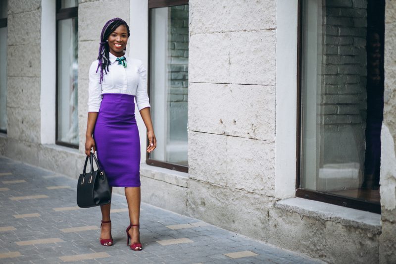 Mulher usando uma saia lápis roxa