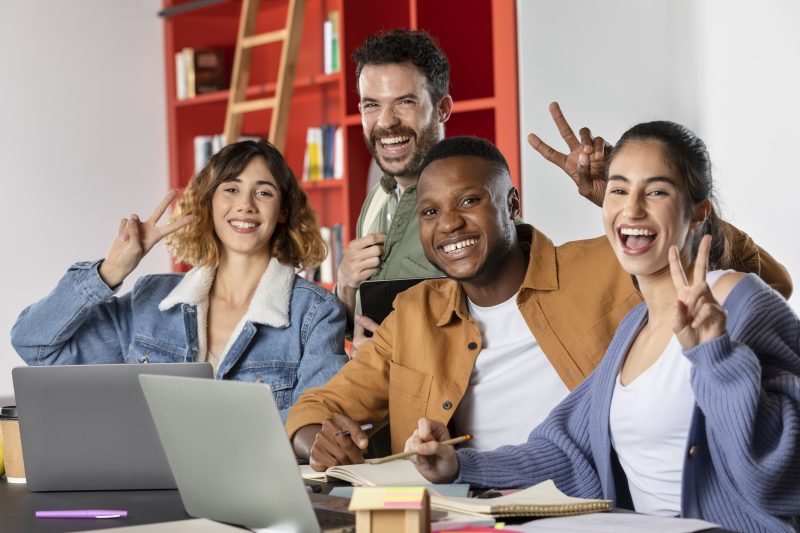 colegas de trabalho felizes com o salário emocional