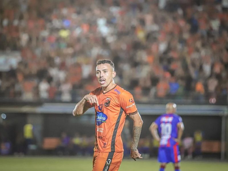 Jogador do Santa Catarina celebrando gol