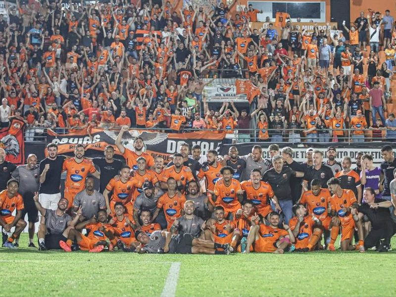 Jogadores e comissão técnica do Santa Catarina Clube celebrando a vitória