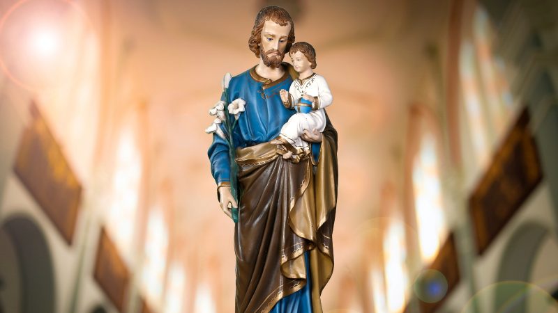 Escultura de São José com o menino Jesus no colo