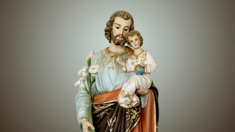 Escultura de São José com o menino Jesus no colo