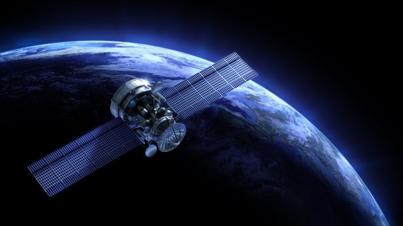 Satélite no espaço em cima da Terra