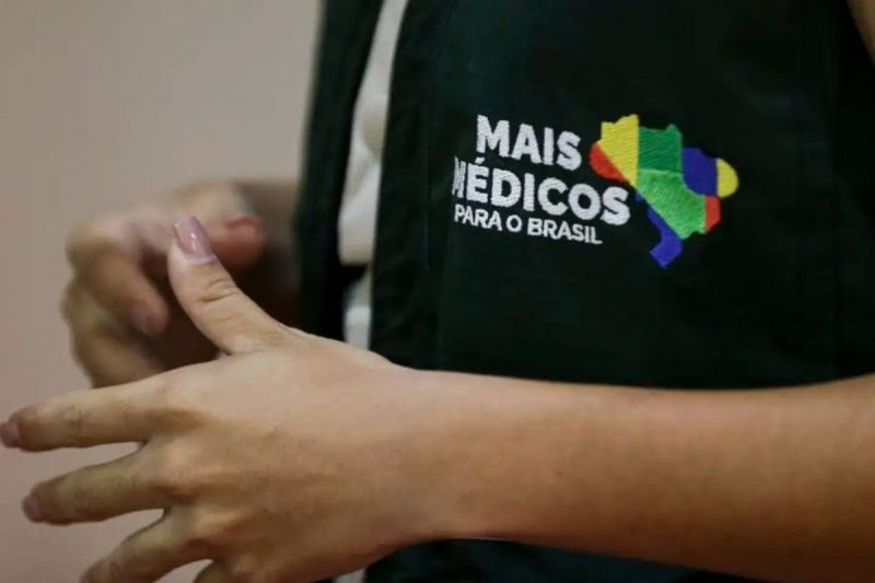 Profissionais que integram o Mais Médicos atuam na atenção primária à saúde Profissionais que integram o Mais Médicos atuam na atenção primária à saúde. Na imagem, uma profissional com o jaleco do programa.