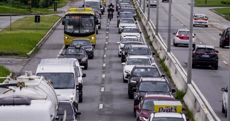 Carros trafegando pela SC-401