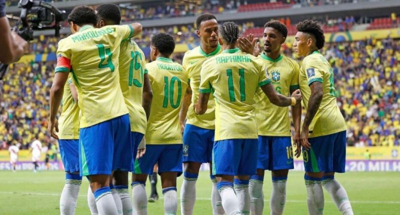 Jogadores da Seleção Brasileira comemorando gol