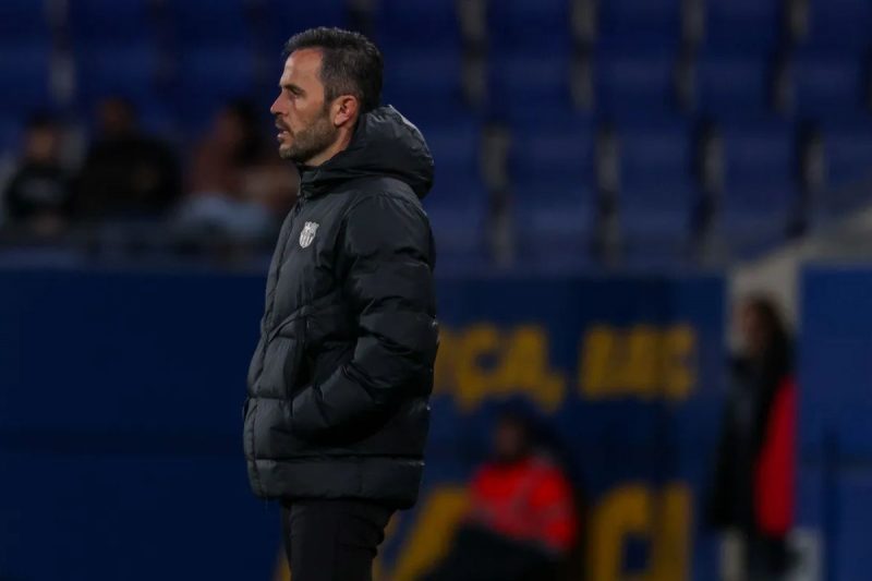 Técnico Sergi Milà em jogo do Barcelona B