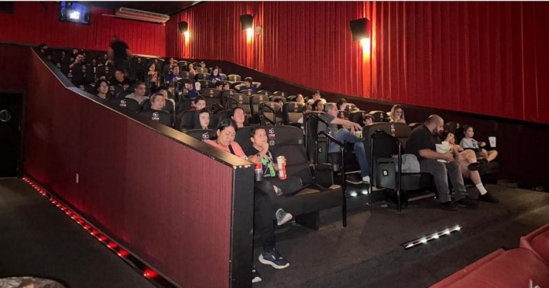 Sessão inclusiva de cinema para pessoas com TEA ocorre neste domingo, no Shopping Della