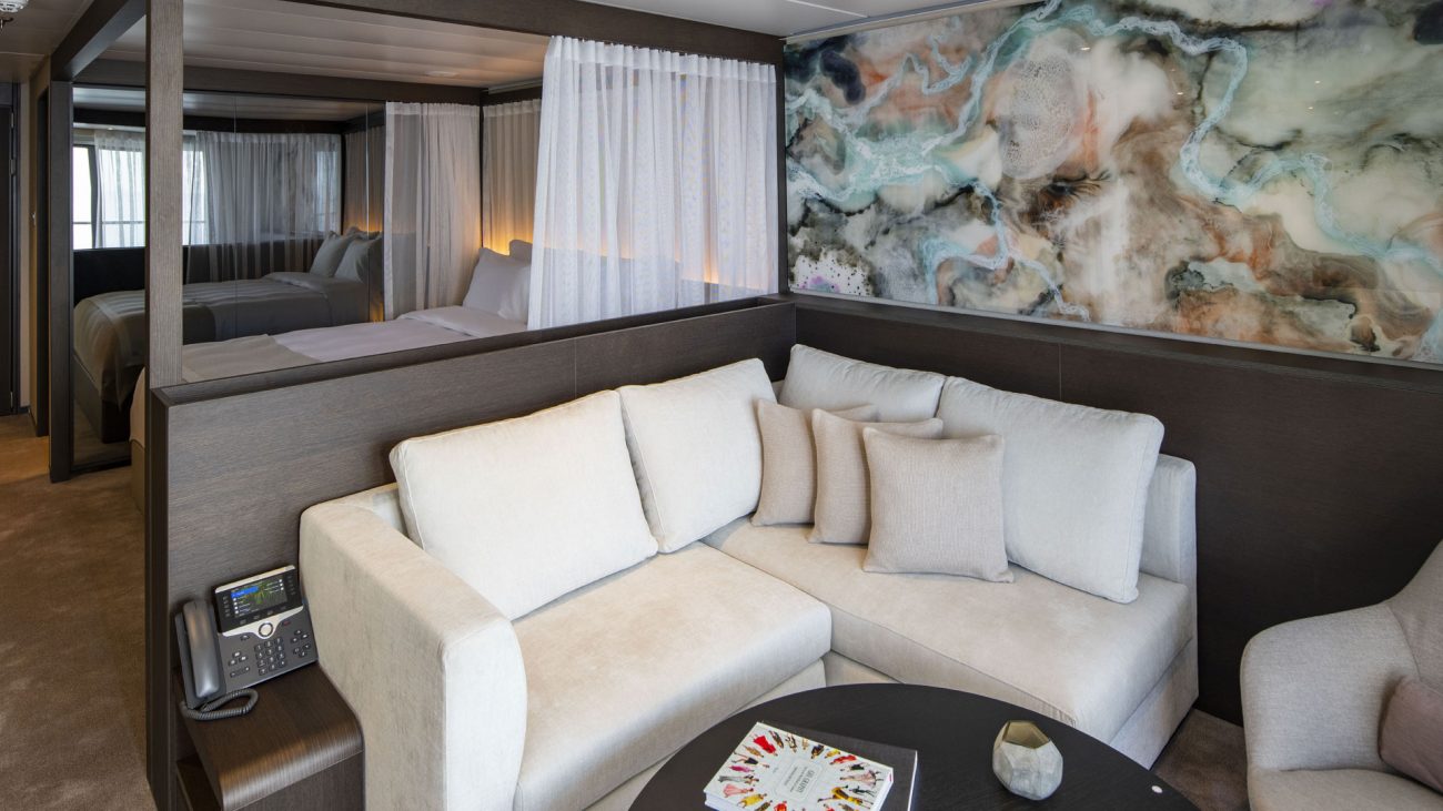 A Suíte Spa pode custar até R$ 15.490 e conta com varanda privada, sala de estar, jacuzzi e mini bar - Divulgação/Scenic Eclipse/ND