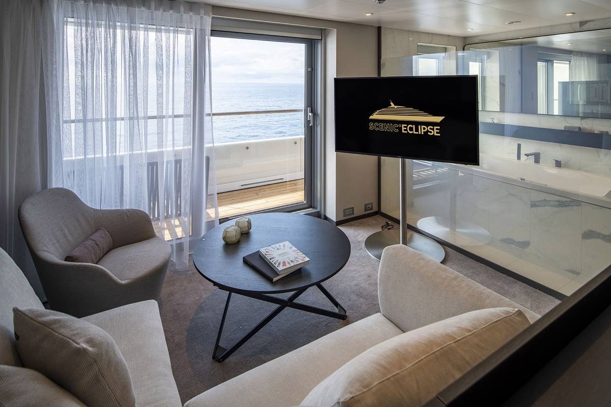 A Suíte Spa pode custar até R$ 15.490 e conta com varanda privada, sala de estar, jacuzzi e mini bar - Divulgação/Scenic Eclipse/ND