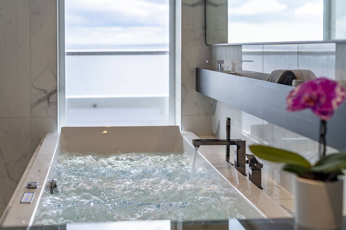 A Suíte Spa pode custar até R$ 15.490 e conta com varanda privada, sala de estar, jacuzzi e mini bar - Divulgação/Scenic Eclipse/ND