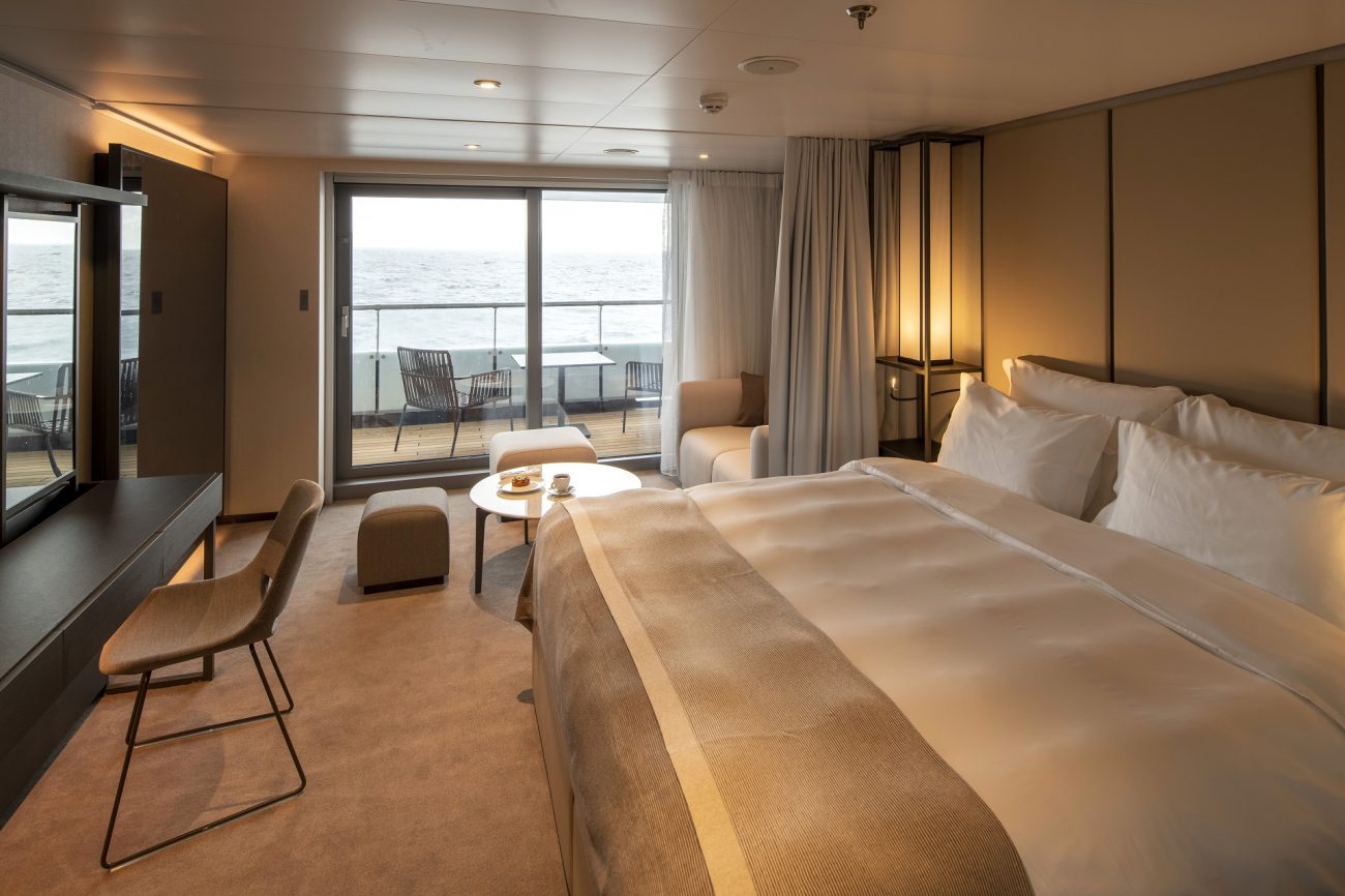 A Suíte Varanda também possui varanda privada, sala de estar, cama king size, serviço de mordomo e mini bar completo e reabastecido diariamente - Divulgação/Scenic Eclipse/ND