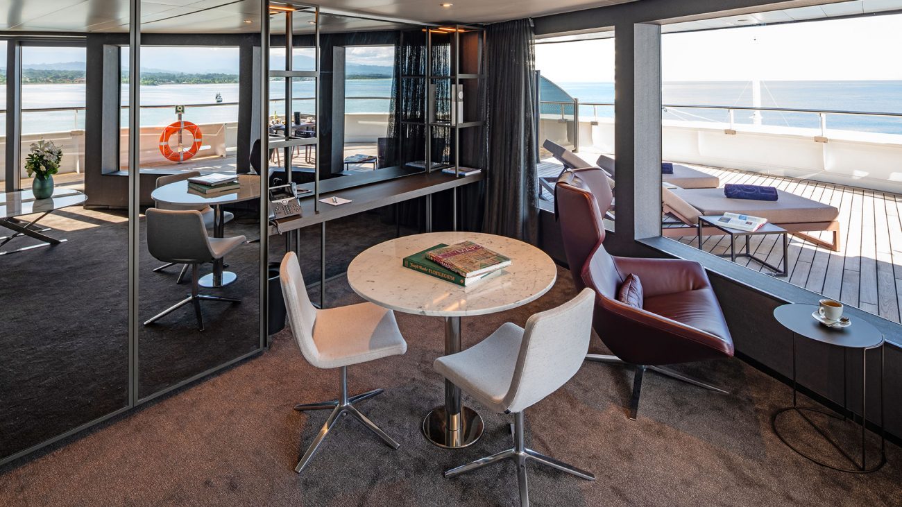 A Suíte Panorama tem um amplo terraço ao ar livre, comodidades de banheiro VIP, biblioteca e tratamento de spa de cortesia - Divulgação/Scenic Eclipse/ND