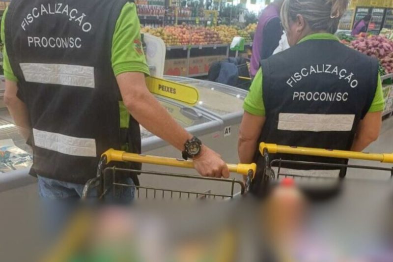 Além do leite vencido, outros produtos foram retirados da comercialização