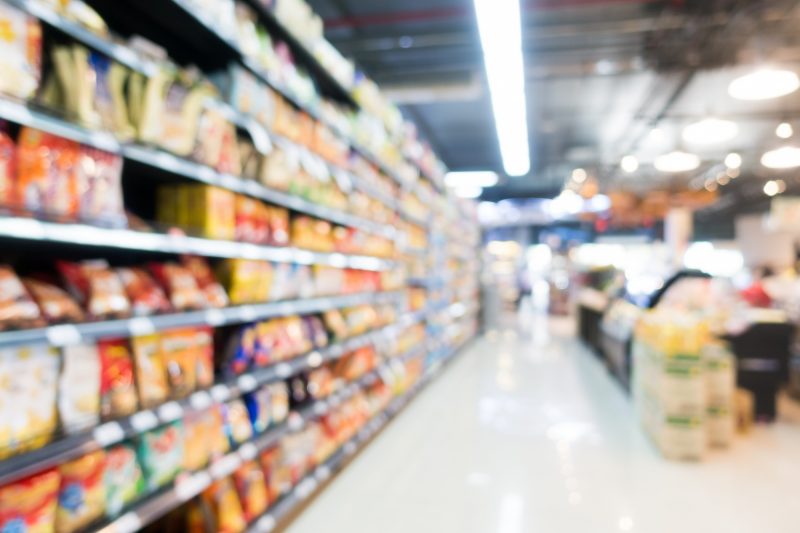 Imagem de prateleiras em um supermercado