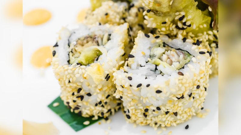 Sushi com gergelim, rico em cálcio