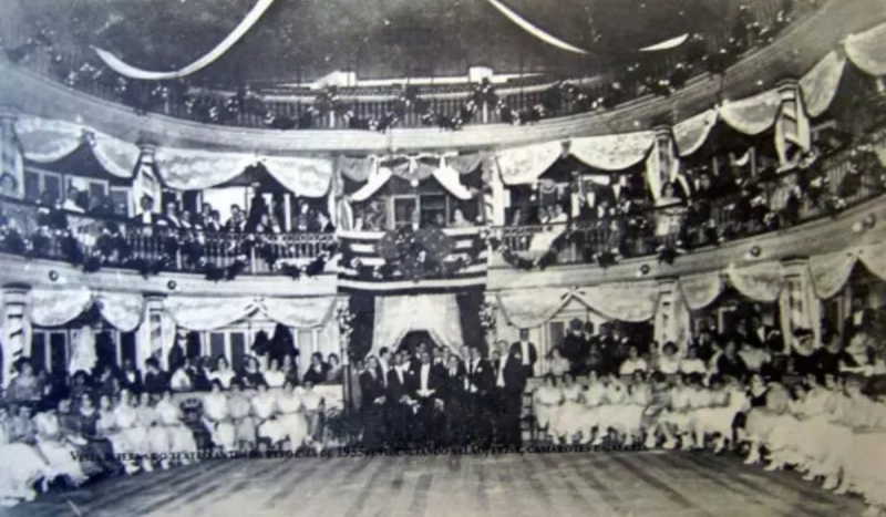 Antes de ter poltronas fixas, TAC também era palco de bailes, como este, nos anos 1950