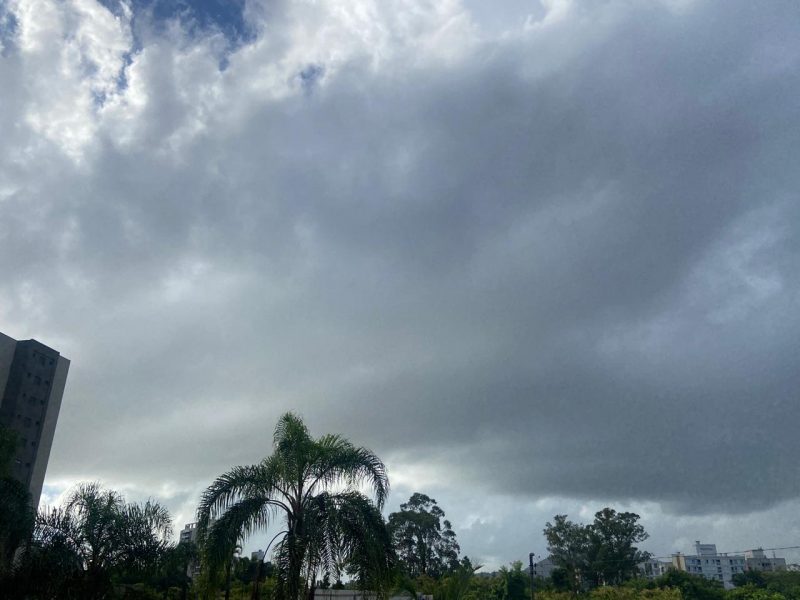 Foto mostra nuvens em Itajaí para ilustrar matéria sobre temperaturas mais amenas na cidade