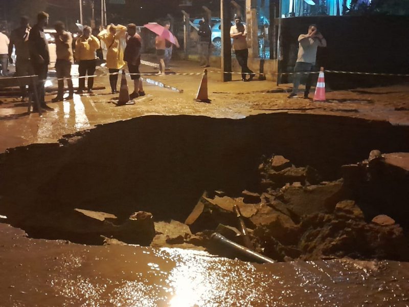 Cratera que se abriu durante temporal em Brusque 