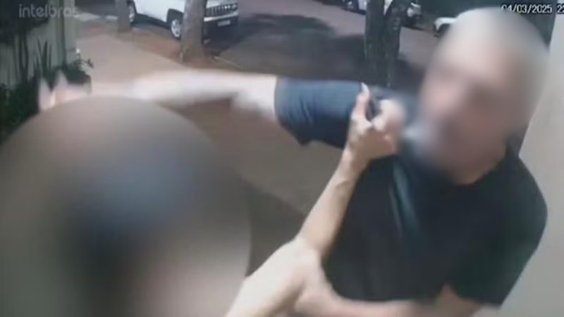 Homem tentando agarrar mulher 