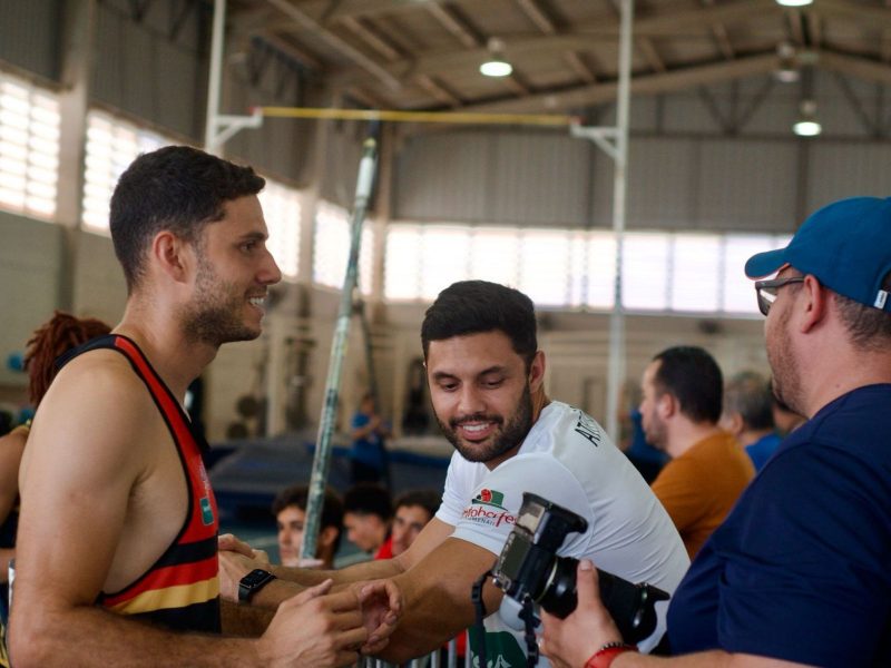 Recordista olímpico, Thiago Braz, e seu treinador Pedro Nascimento, treinando 