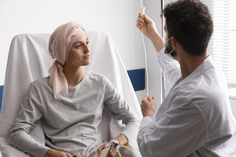 Pessoa com câncer no hospital recebendo tratamento