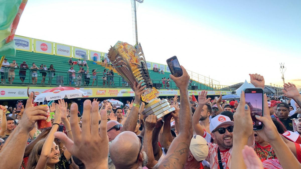 torcida-ergueu-o-trofeu-de-