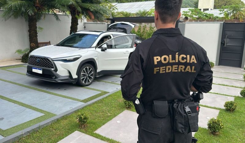 Traficante espanhol preso em Florianópolis, foto mostra policial federal em frente a carro de preso