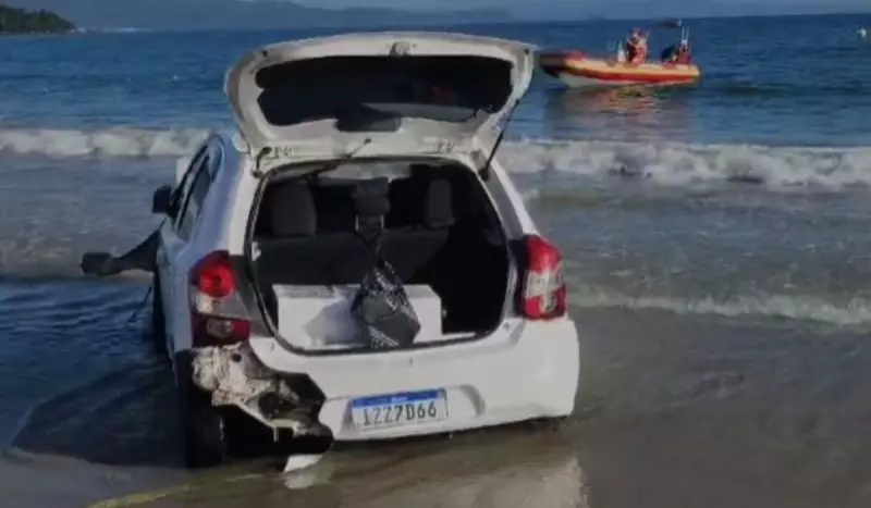 Homem abandonou veículo na areia e se jogou no mar. Na imagem, o carro quebrado na faixa de areia