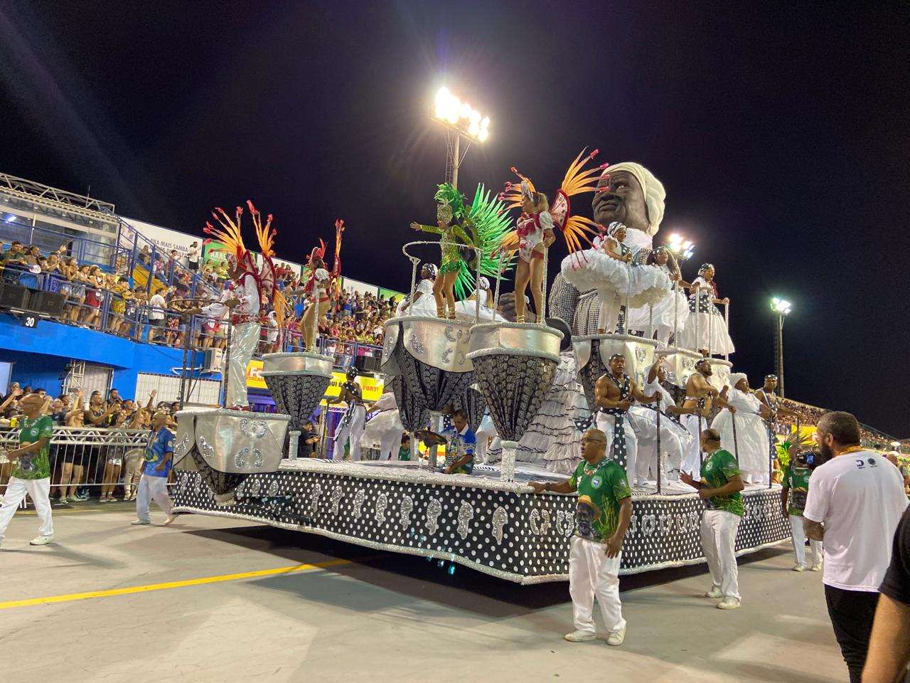 Última alegoria trouxe a Vovó Cambina para abençoar o desfile - Beatriz Rohde/ND