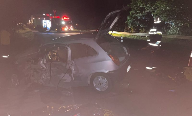 Carro após acidente na BR-470 em Pouso Redondo 