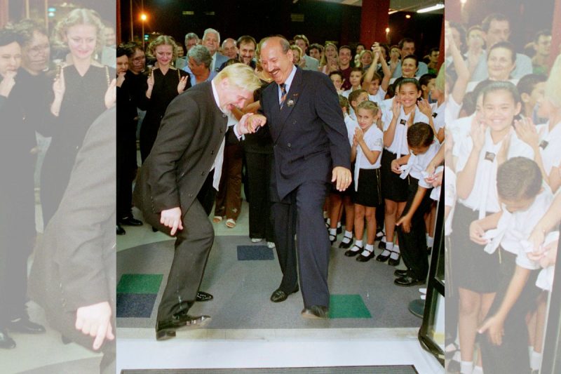 Luiz Henrique e Vladimir Vasiliev de mãos dadas na inauguração do Bolshoi Brasil