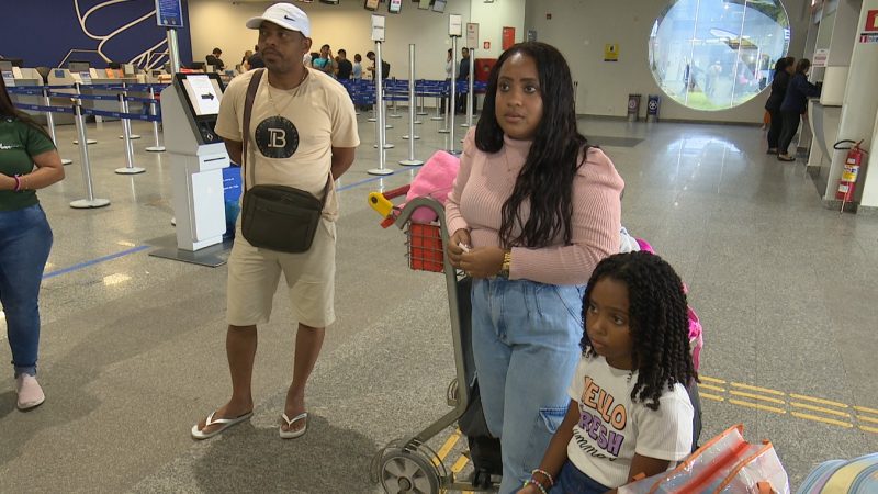 Diana e sua família no aeroporto de Joinville, eles tiveram o voo da voepass cancelado