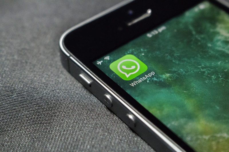 na foto aparece um celular com o ícone do WhatsApp para entrar no aplicativo