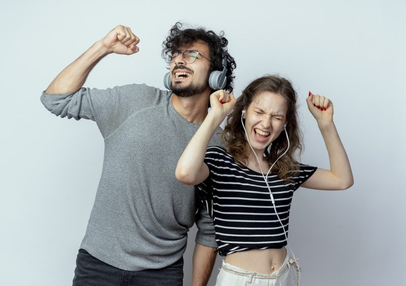 Casal com música na cabeça 