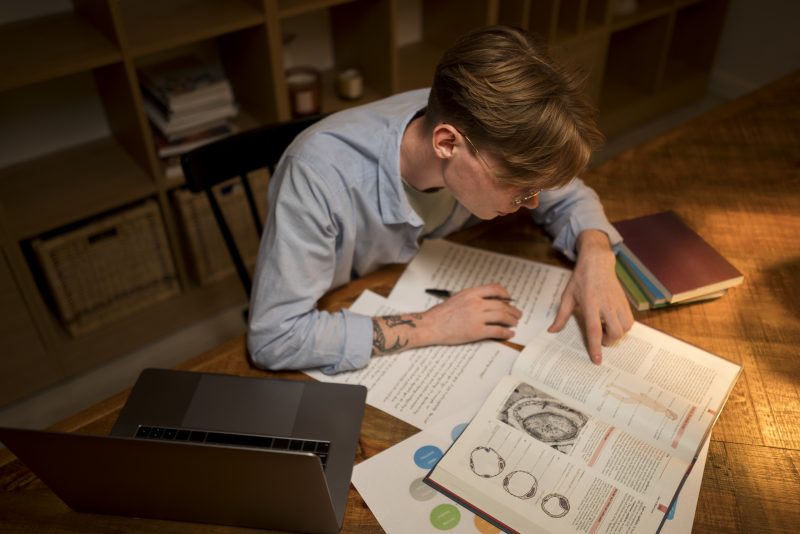 homem estudando para evitar erros em concurso