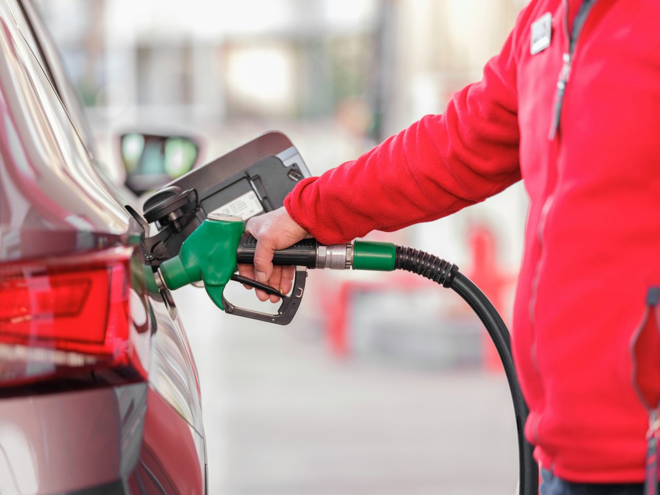 na foto aparece um homem enchendo o tanque de um carro de etanol ou de gasolina na foto aparece um homem enchendo o tanque de um carro de etanol ou de gasolina