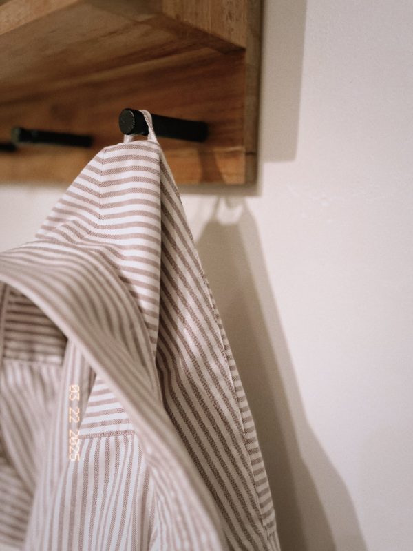 Roupa pendurada Roupa pendurada em uma fitinha na blusa