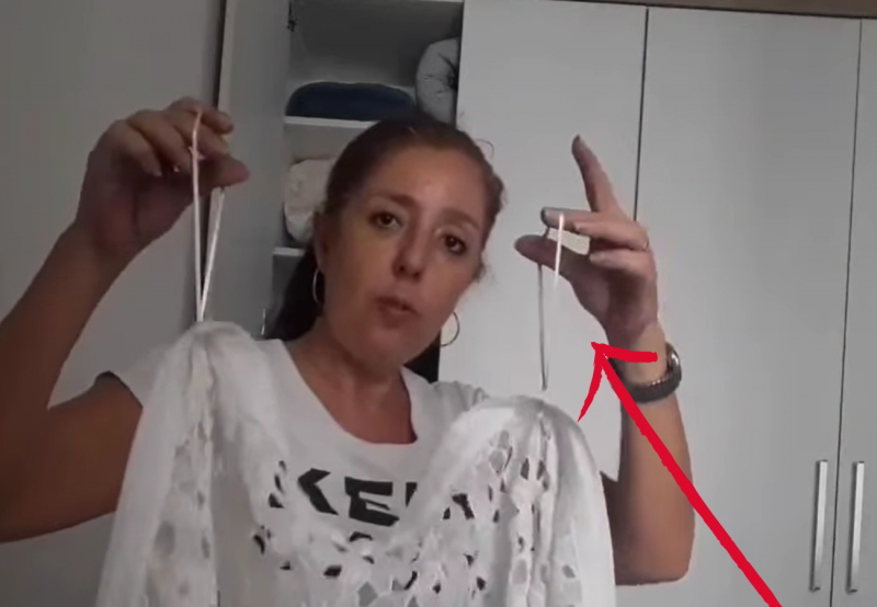 Alcinha de cetim dentro da blusa Mulher mostrando para que serve a alcinha de cetim dentro da blusa