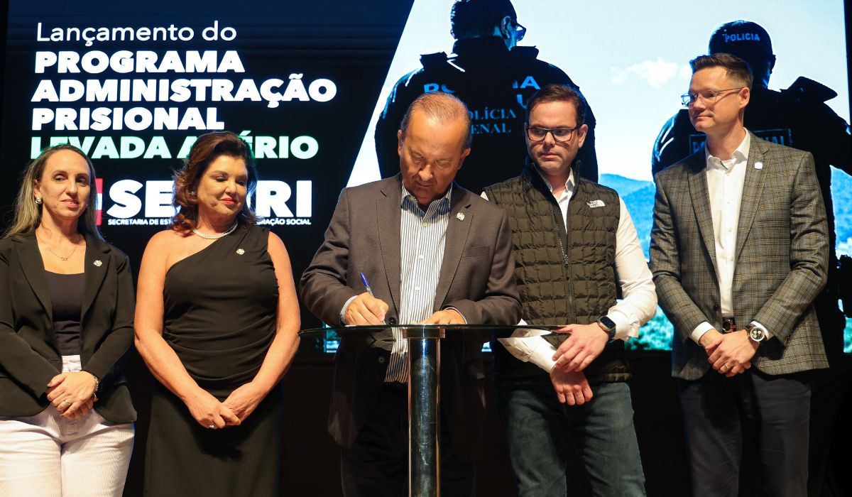 Governador de Santa Catarina, Jorginho Mello, assinando documento
