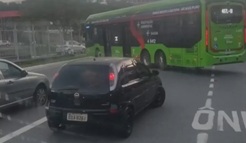 Homem fez motorista de ônibus refém e via teve que ser interditada Homem fez motorista de ônibus refém e via teve que ser interditada