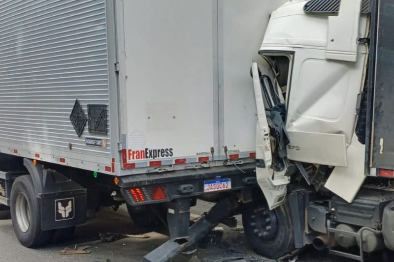 Cabine ficou prensada na traseira de caminh&atilde;o – Foto: Internet/Reprodu&ccedil;&atilde;o/ND