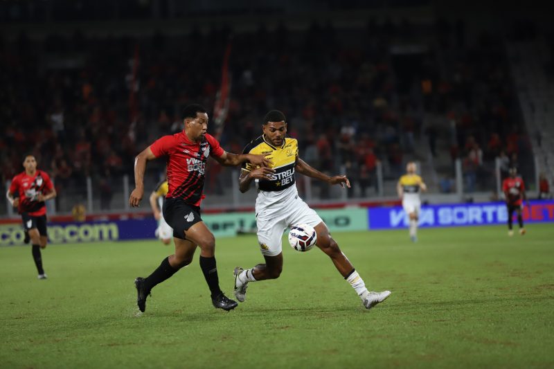 Tigre encarou o Athletico em Curitiba – Foto: Celso da Luz/CEC/ND