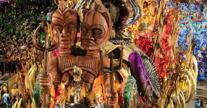 Samba-enredo da Salgueiro sobre Balneário Camboriú: imagem mostra desfile da escola de samba