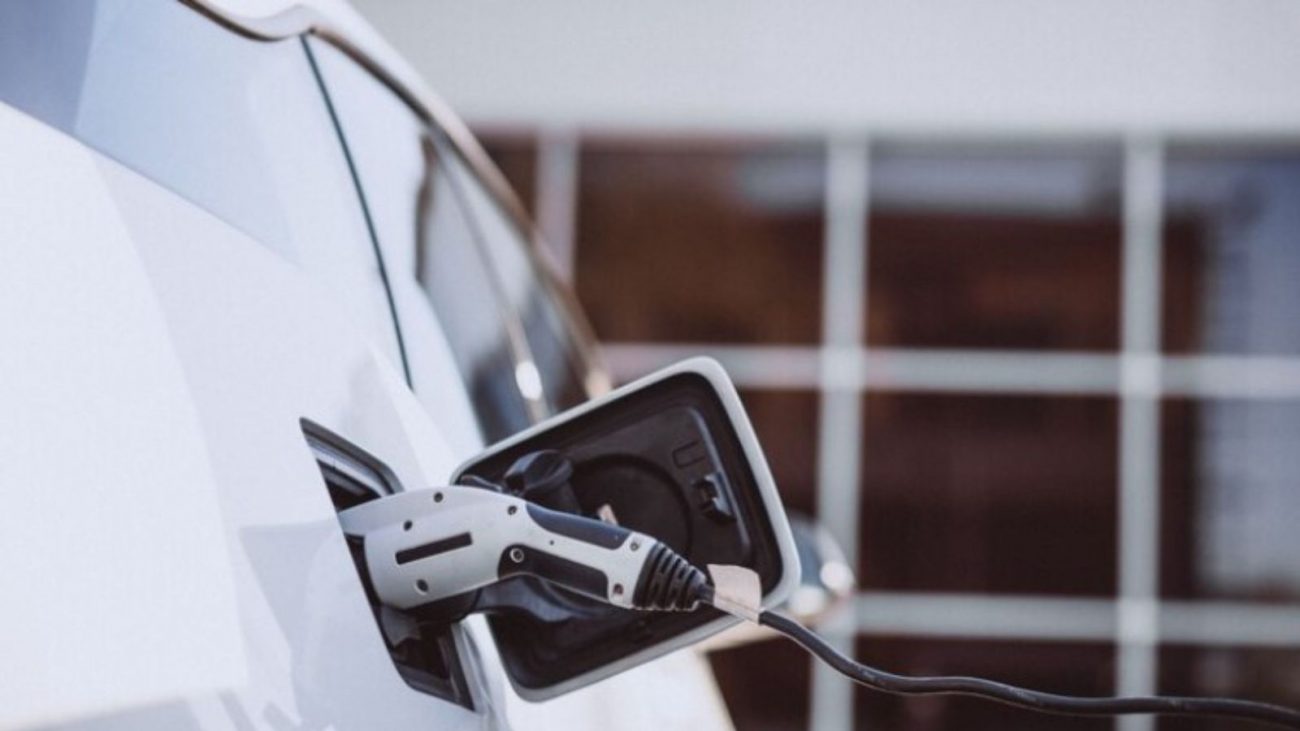 carro elétrico abastecendo
